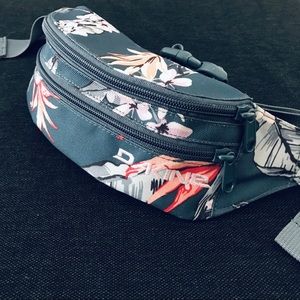 LIKE NEW Dakine Blue Floral Classic Hip Pack OS